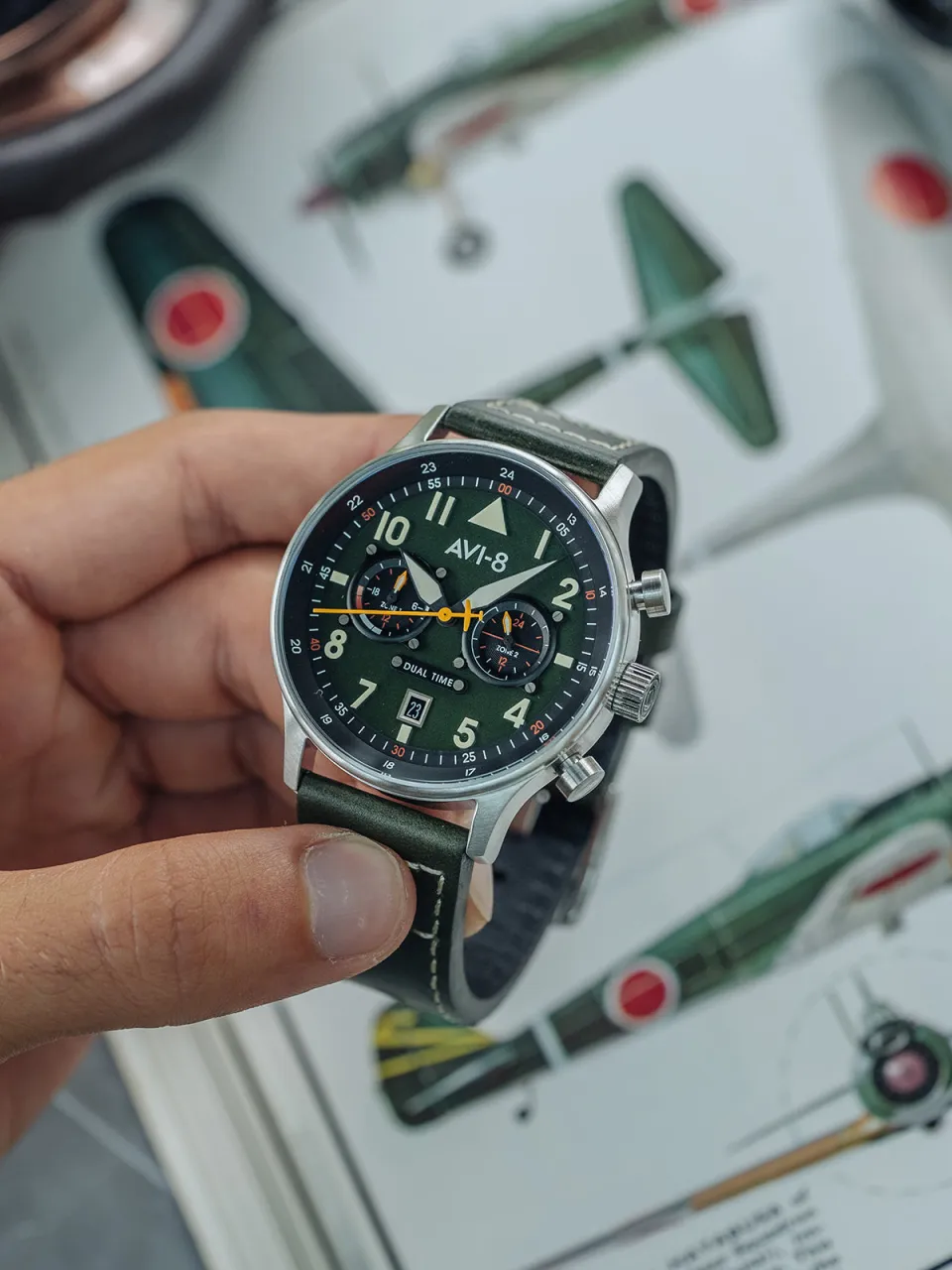AVI-8 Hawker Hurricane Carey Dual Time Green AV408802 detay görseli 4
