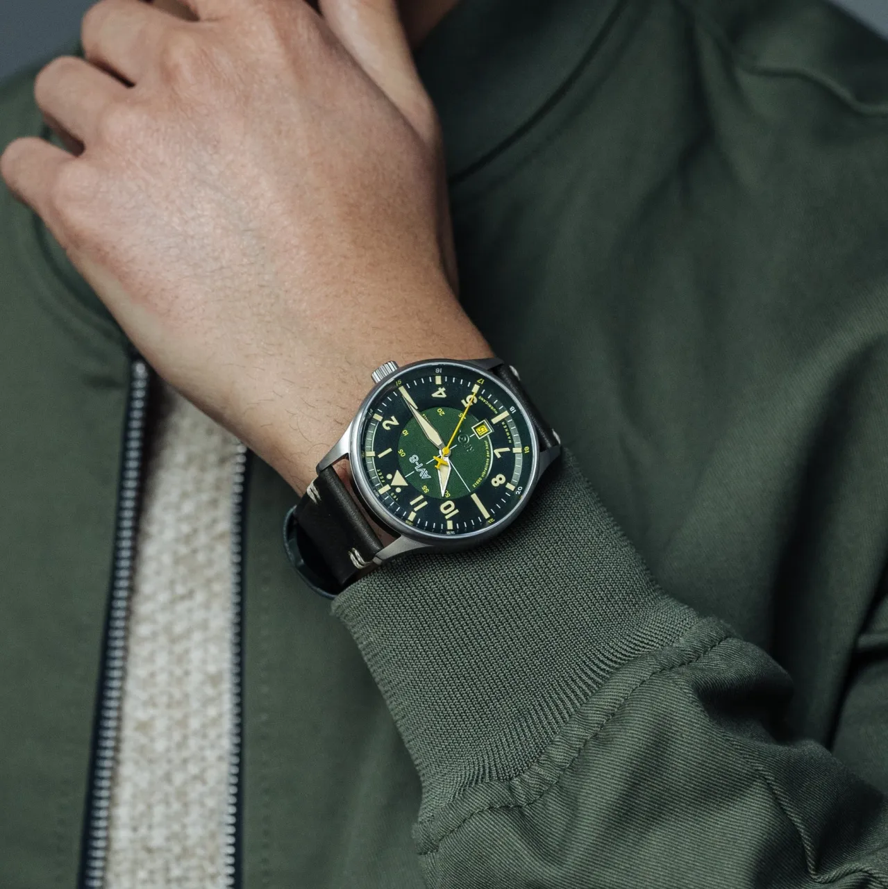 AVI-8 Hawker Hurricane Kent Automatic AV409403 detay görseli 4