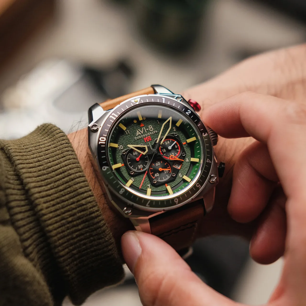 AVI-8 Hawker Hunter Atlas Dual Time Chronograph Forest AV410001 detay görseli 3