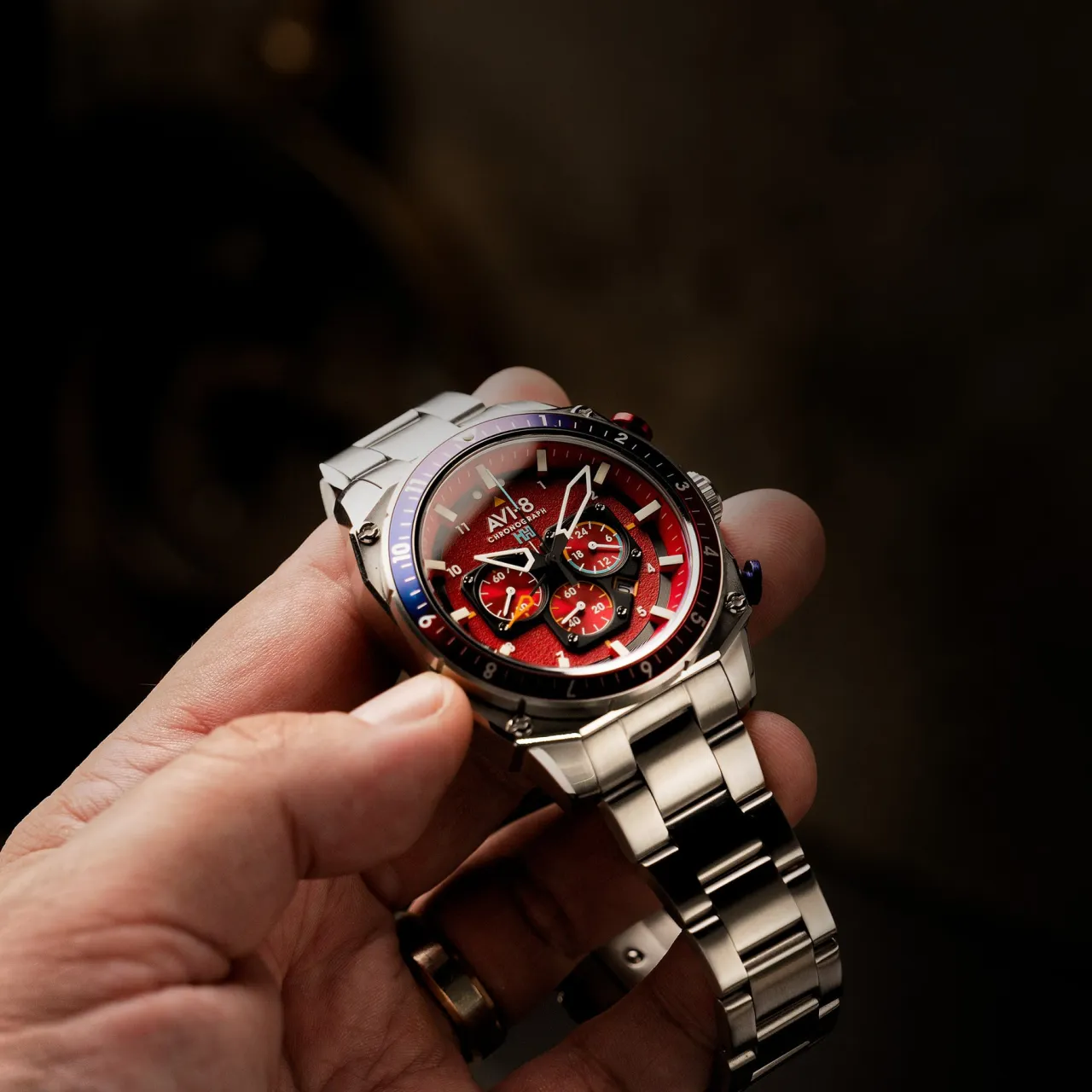 AVI-8 Hawker Hunter Atlas Dual Time Chronograph Crimson Red AV410022 detay görseli 2