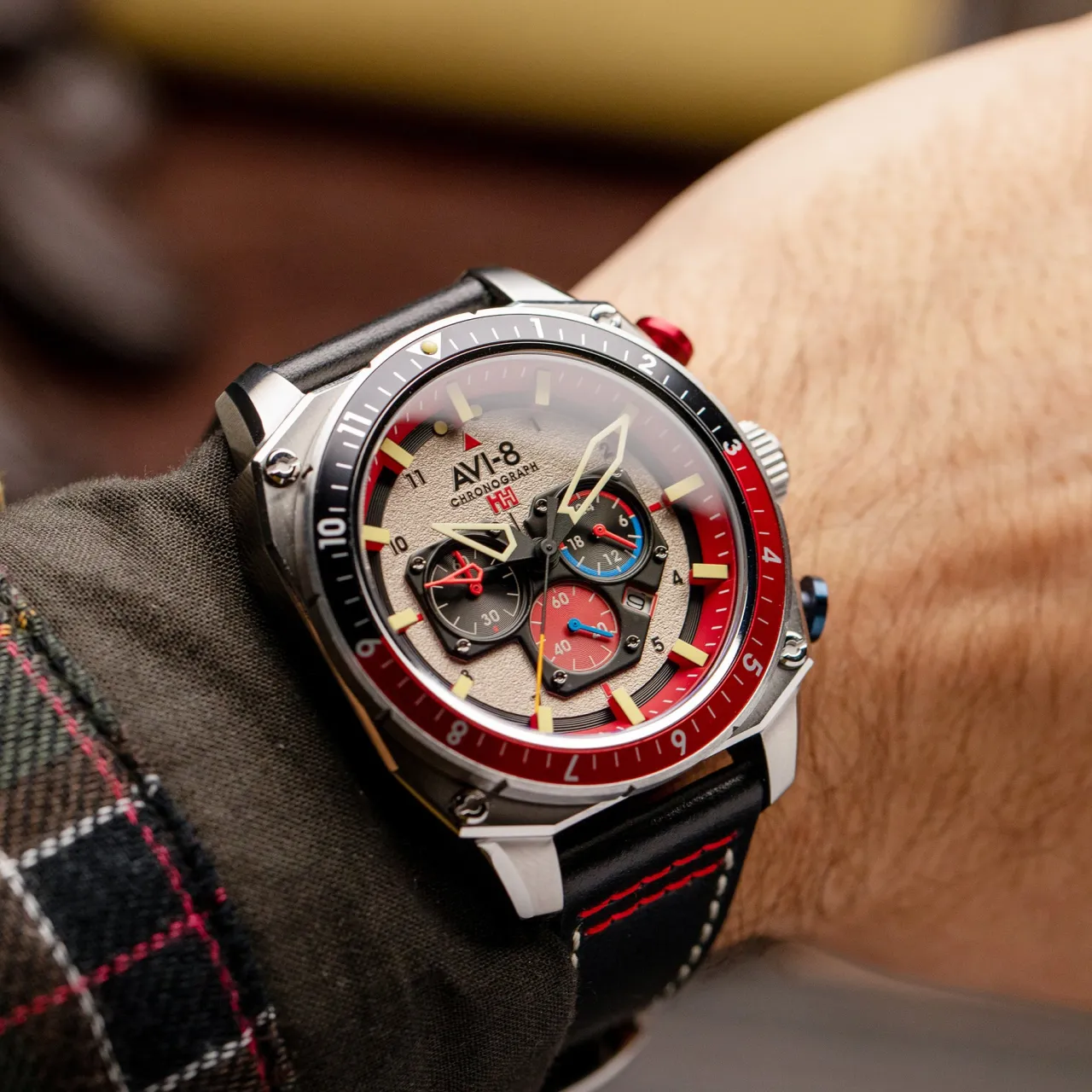 AVI-8 Hawker Hunter Atlas Dual Time Chronograph Hazard Red AV410003 detay görseli 2