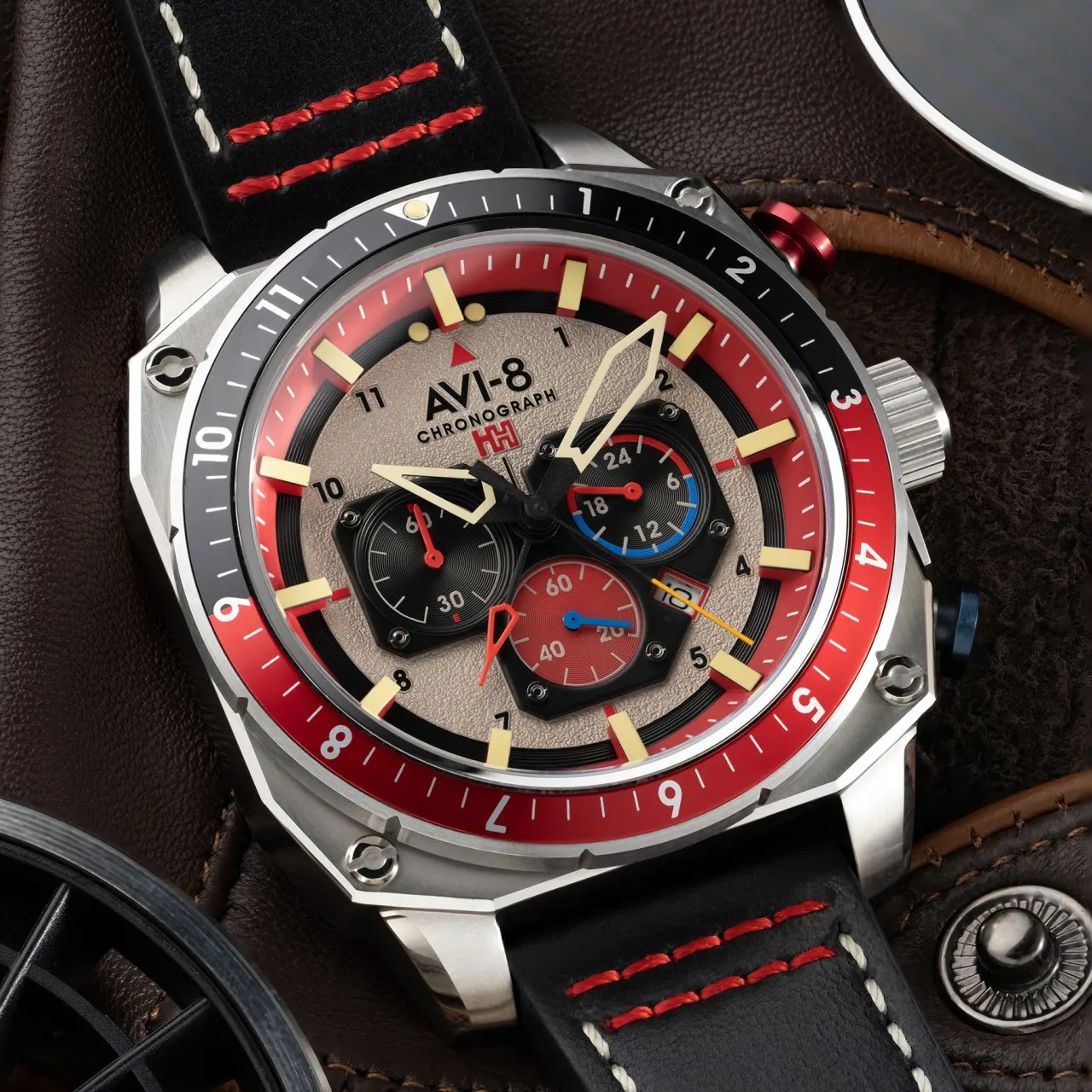 AVI-8 Hawker Hunter Atlas Dual Time Chronograph Hazard Red AV410003 detay görseli 3