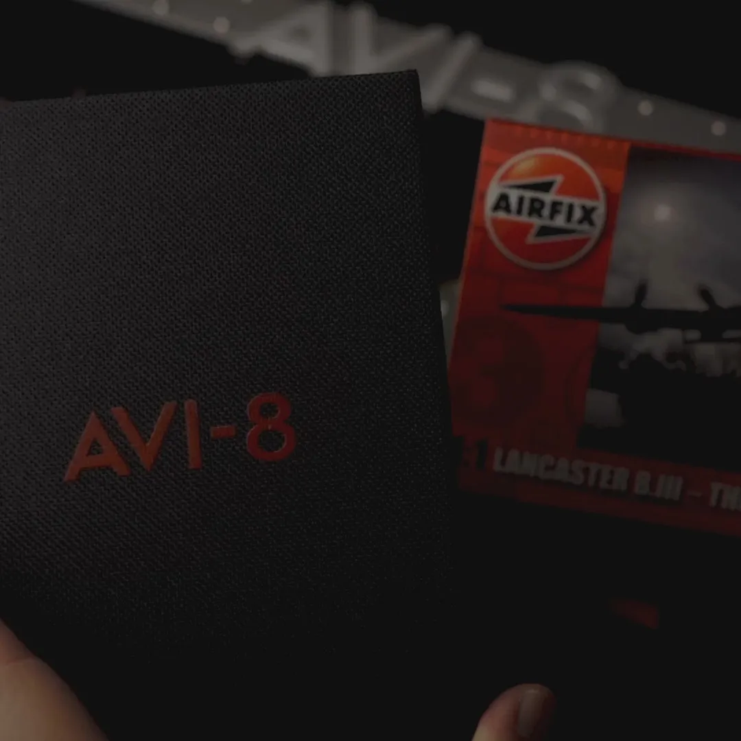 AVI-8 Dambuster Gibson Dual Time Chronograph Airfix Edition Hazard Red AV410704 detay görseli 1