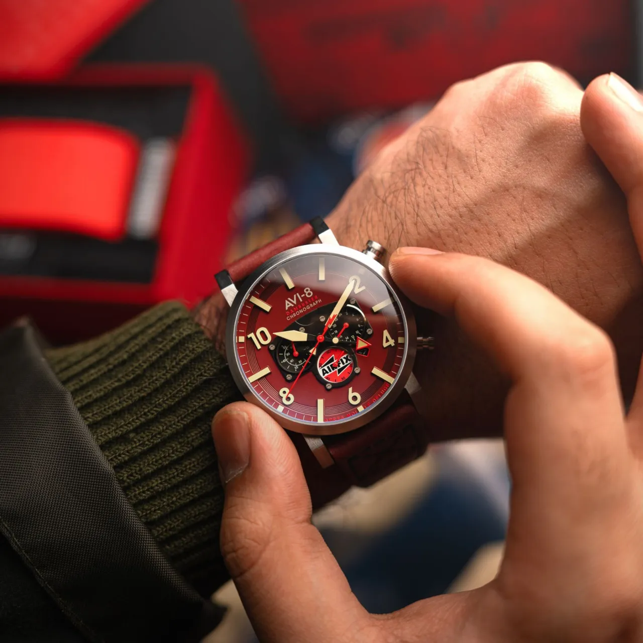 AVI-8 Dambuster Gibson Dual Time Chronograph Airfix Edition Hazard Red AV410704 detay görseli 2