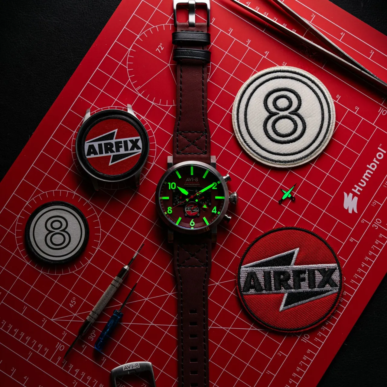 AVI-8 Dambuster Gibson Dual Time Chronograph Airfix Edition Hazard Red AV410704 detay görseli 3