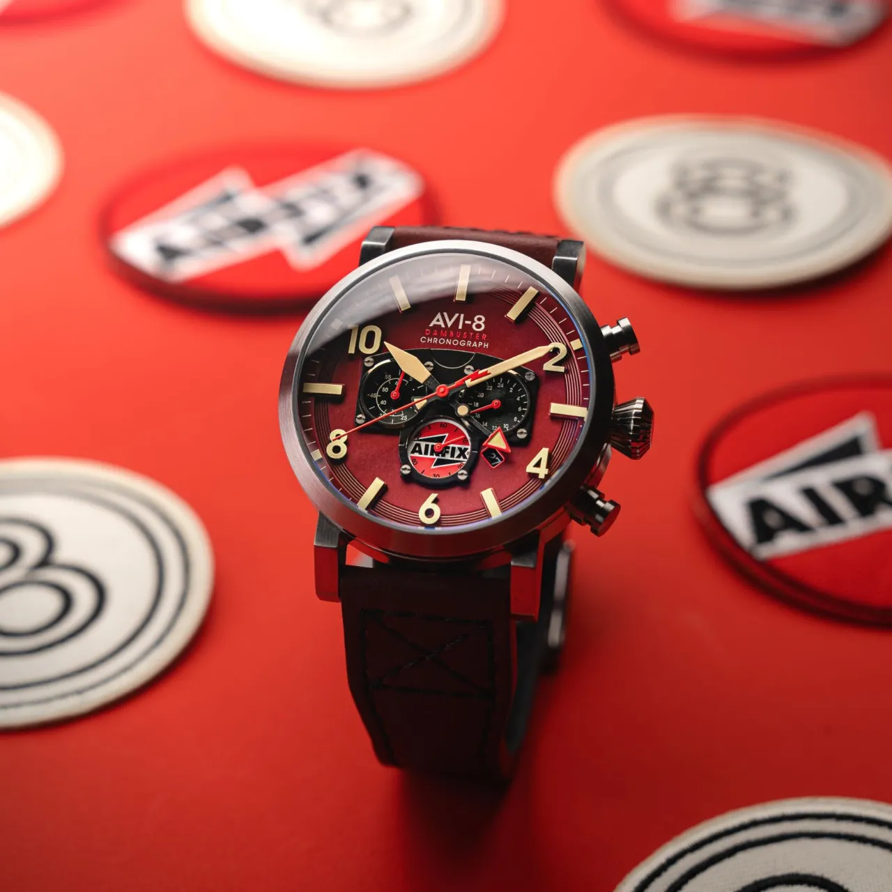 AVI-8 Dambuster Gibson Dual Time Chronograph Airfix Edition Hazard Red AV410704 detay görseli 4