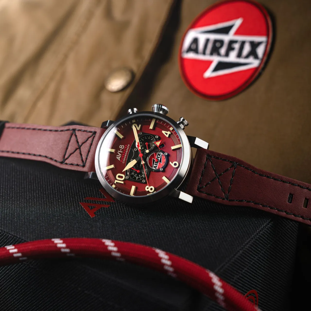 AVI-8 Dambuster Gibson Dual Time Chronograph Airfix Edition Hazard Red AV410704 detay görseli 5