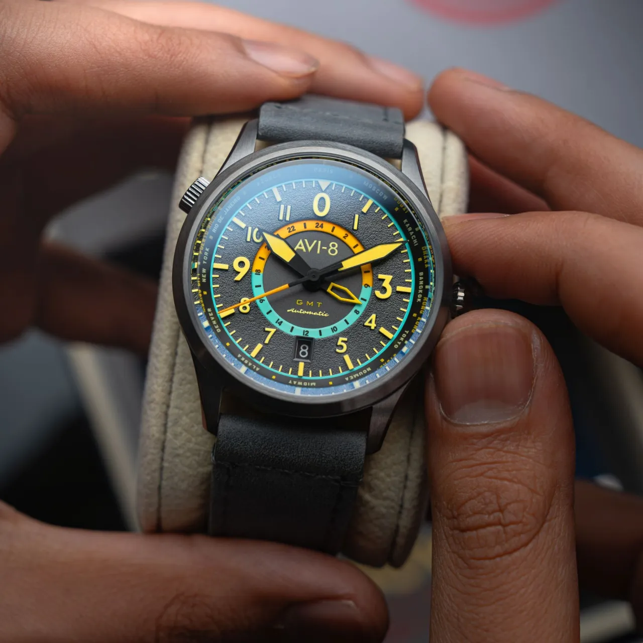 AVI-8 Flyboy Wingman Worldtimer GMT Automatic Tropical Grey AV412004 detay görseli 2
