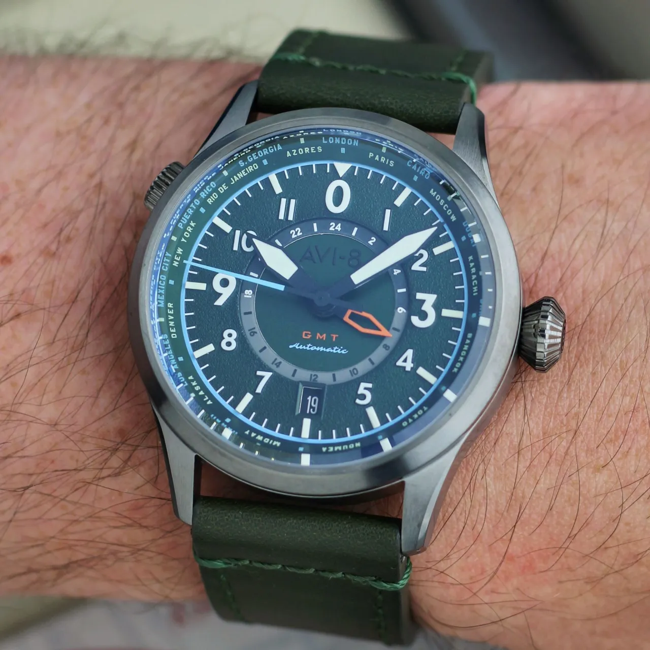 AVI-8 Flyboy Wingman Worldtimer GMT Automatic Green AV412005 detay görseli 3