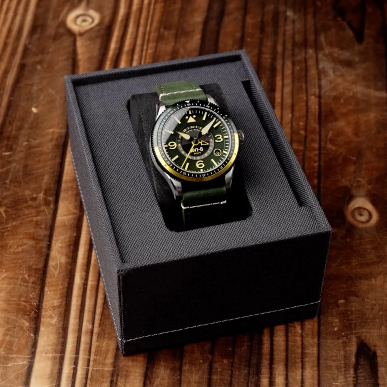 AVI-8 Flyboy Airmaster GMT Automatic Fuselage Green AV412803 detay görseli 1