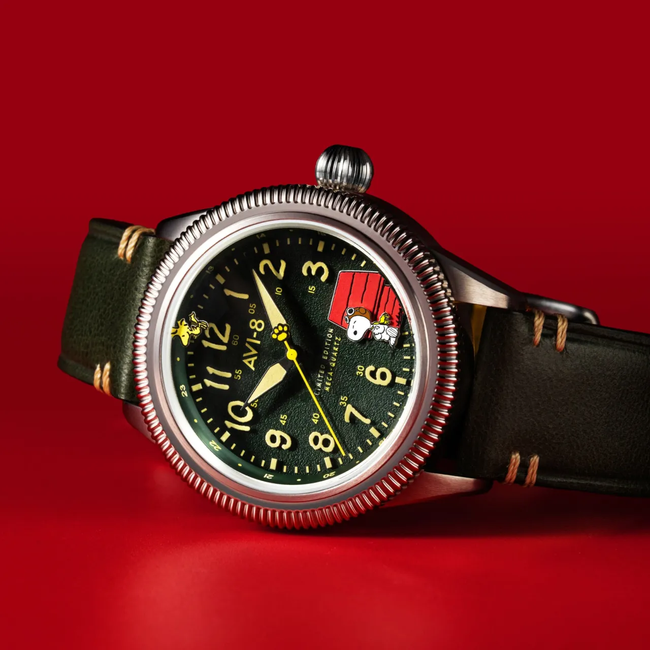 AVI-8 Flyboy Airmaster 40 Meca-Quartz Peanuts Snoopy Flying Ace Limited Edition Doghouse Green AV413901 detay görseli 3