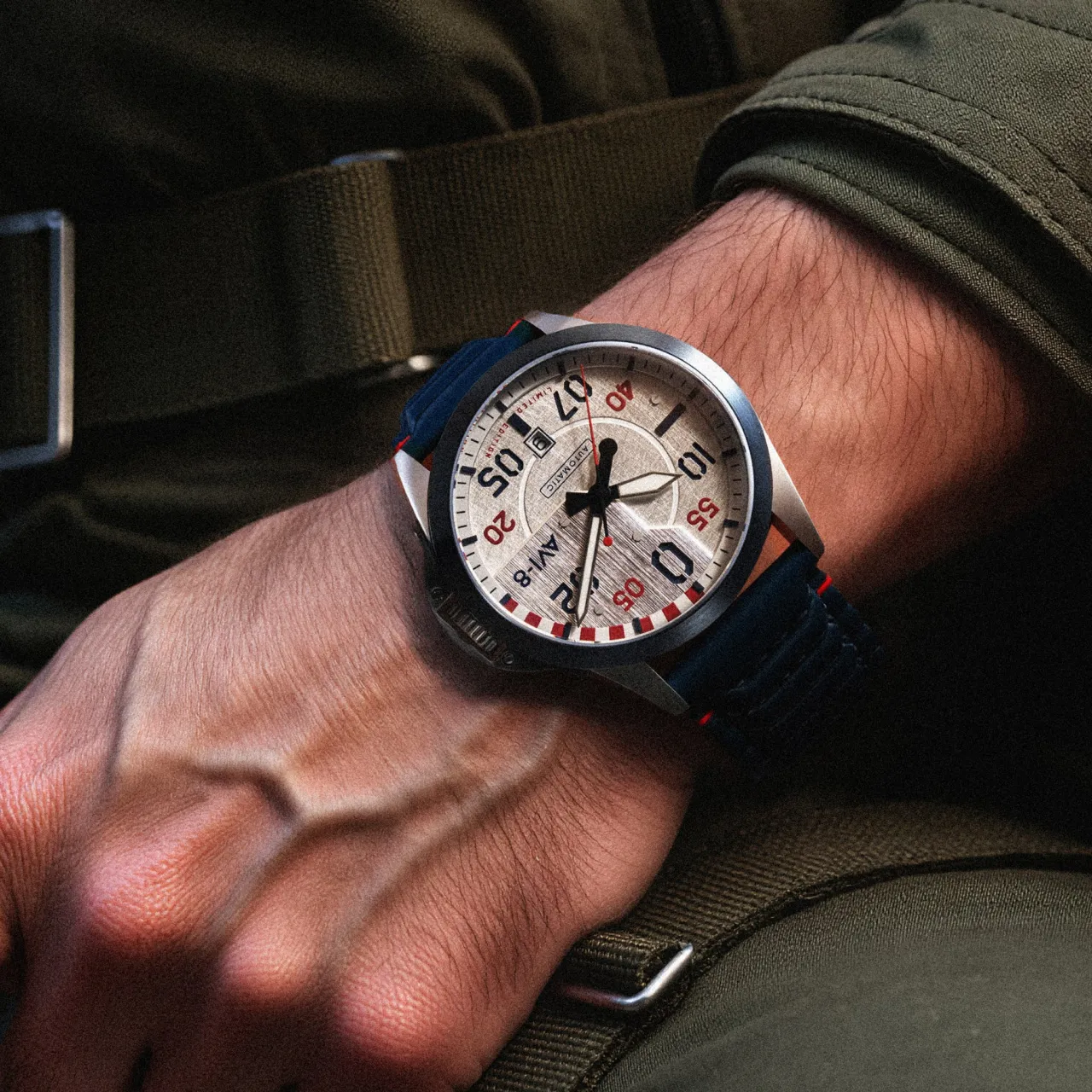 AVI-8 P-51 Mustang Hitchcock Automatic Silver AV414601 detay görseli 2