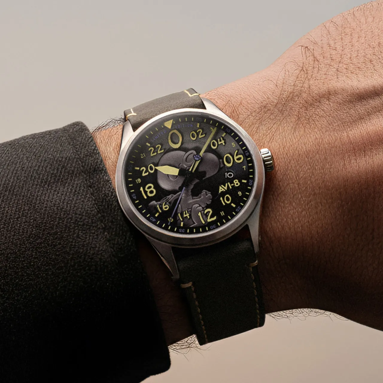 AVI-8 Spitfire Peanuts Snoopy Flying Ace 24 Hour Automatic Charcoal Grey AV415001 detay görseli 2