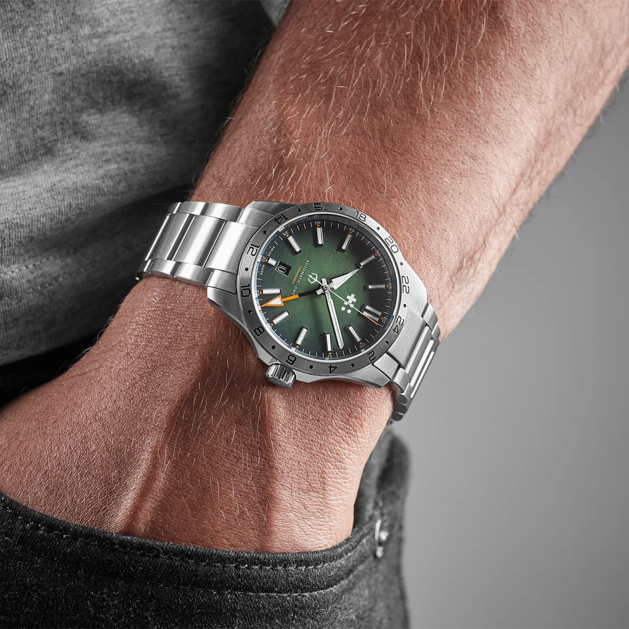 Christopher Ward C63 Sealander GMT Otomatik Hunter Green C6339AGM3S00V2B0 detay görseli 1