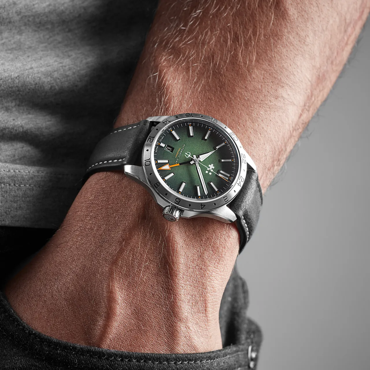 Christopher Ward C63 Sealander GMT Hunter Green/Silver C6339AGM3S00V2VK detay görseli 1