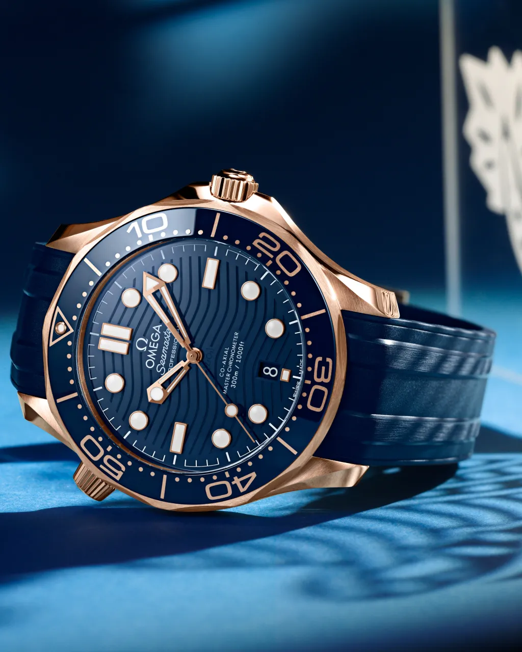 Omega Seamaster Diver 300M Sedna™ Gold Rubber Strap 21062422003001 detay görseli 2