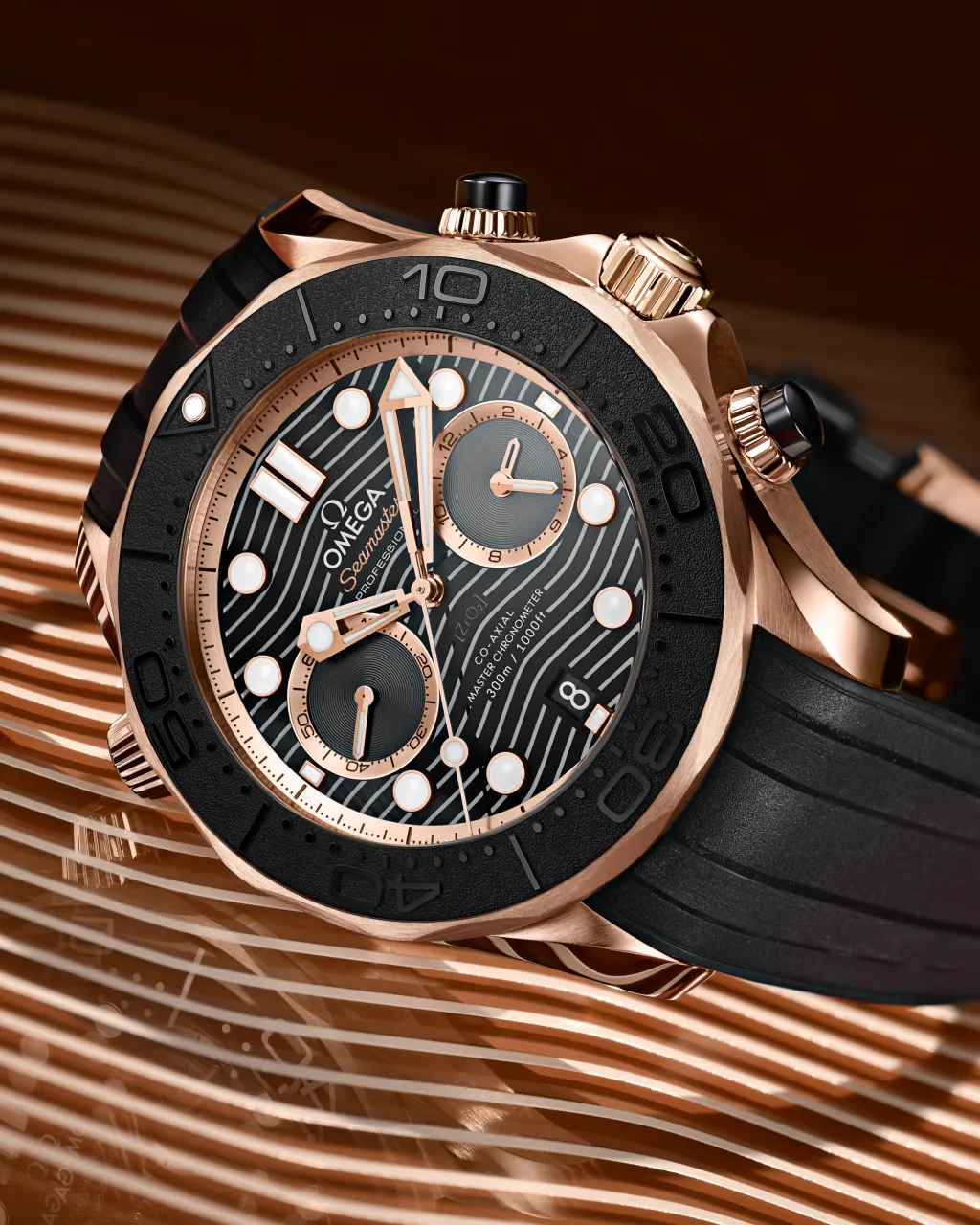 Omega Seamaster Diver 300M Sedna™ Gold Rubber Strap 21062445101001 detay görseli 3