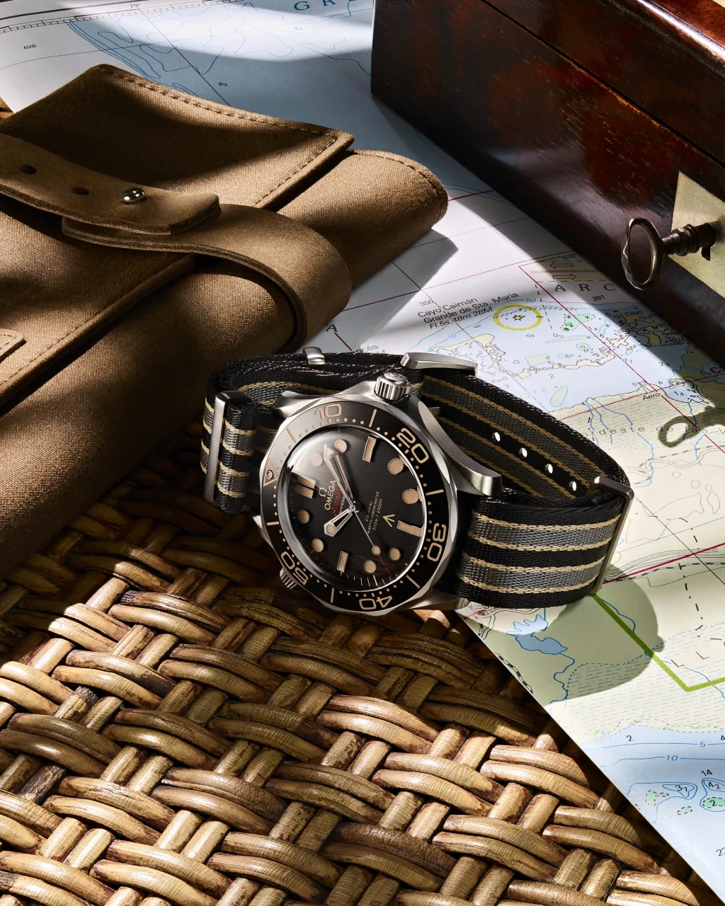 Omega Seamaster Diver 300M 007 Edition Otomatik Brown 21092422001001 detay görseli 2