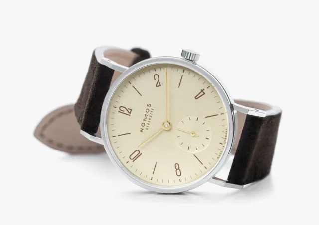 NOMOS Glashütte Tangente 33 Karat Brushed Gold 126 Görsel 4