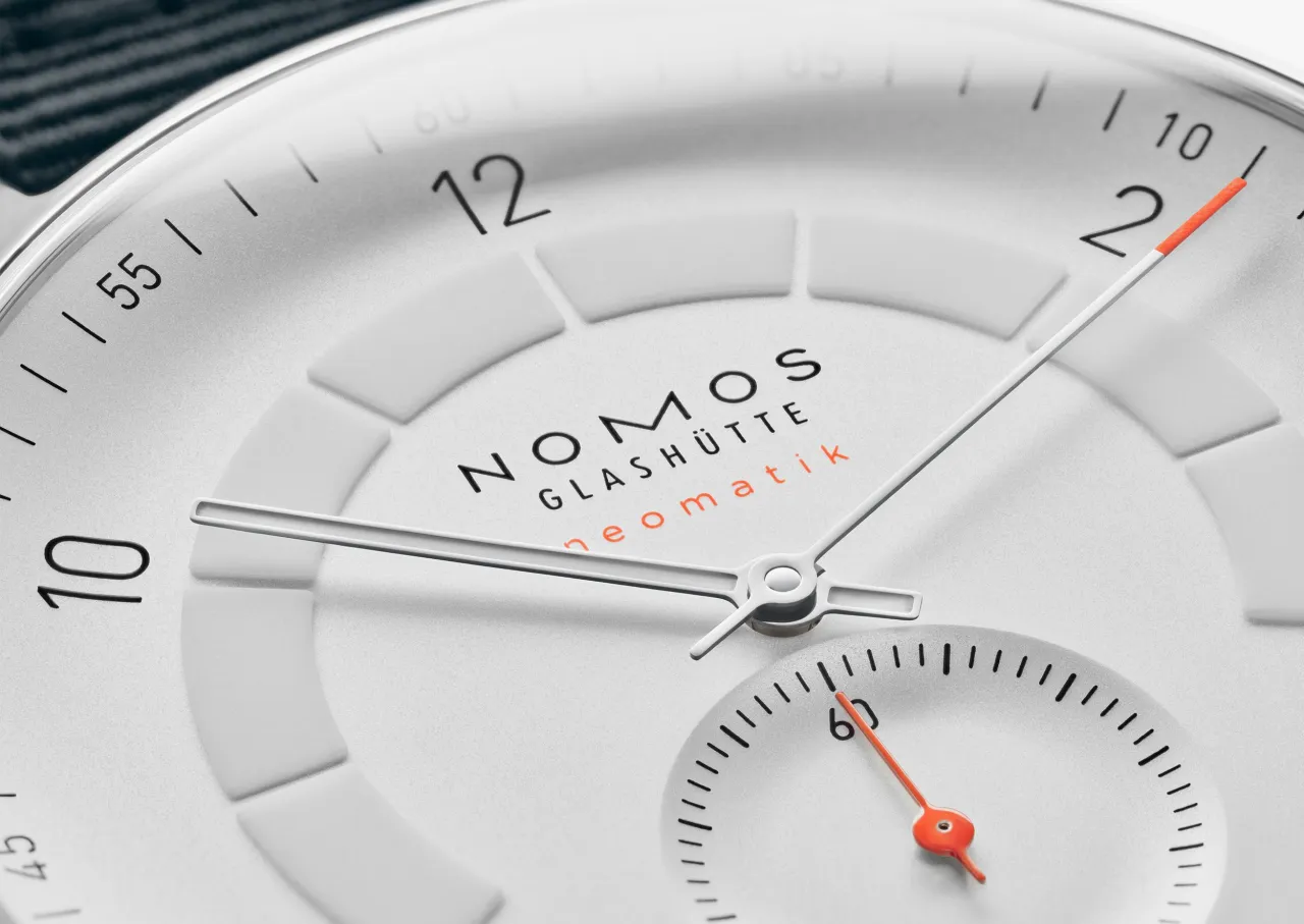 NOMOS Autobahn Neomatik 41 Date Otomatik Beyaz Gümüş Plaka 1301 detay görseli 2