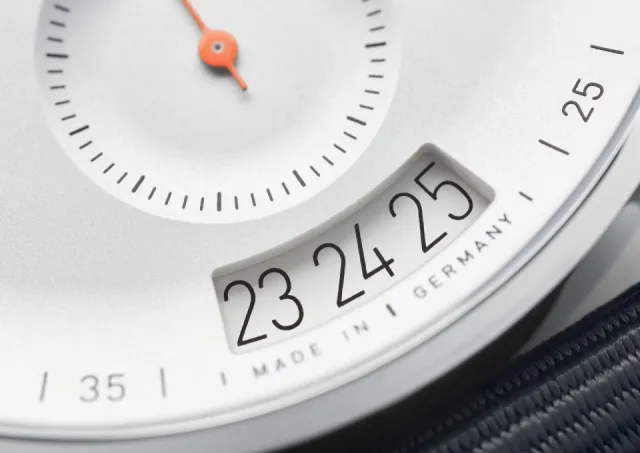 NOMOS Autobahn Neomatik 41 Date Otomatik Beyaz Gümüş Plaka 1301 Görsel 4