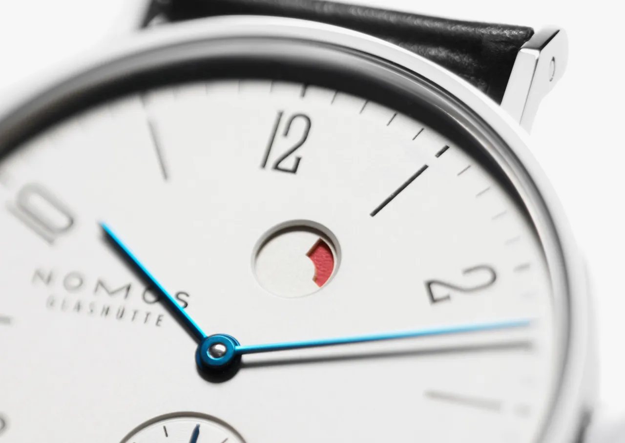NOMOS Glashütte Tangente Date Power Reserve Otomatik 131 detay görseli 5