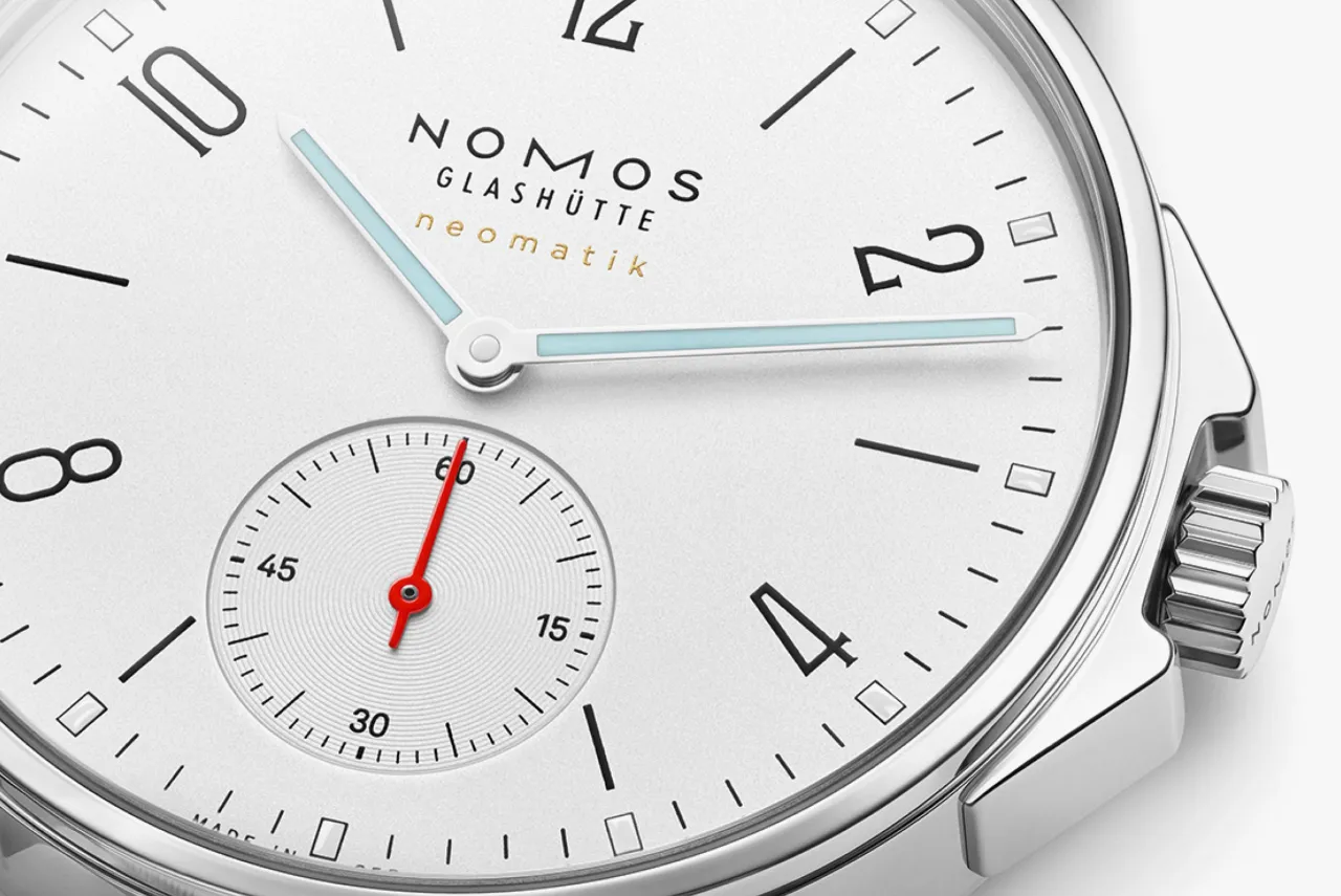 NOMOS Glashütte Ahoi Neomatik Beyaz Gümüş 560 detay görseli 4