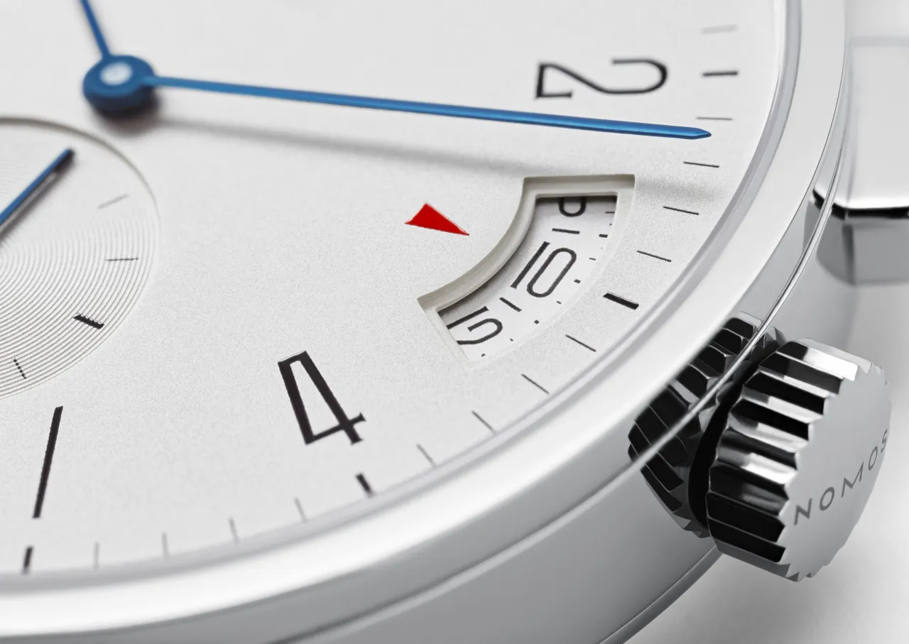 NOMOS Glashütte Tangomat GMT Otomatik Beyaz 635 detay görseli 2