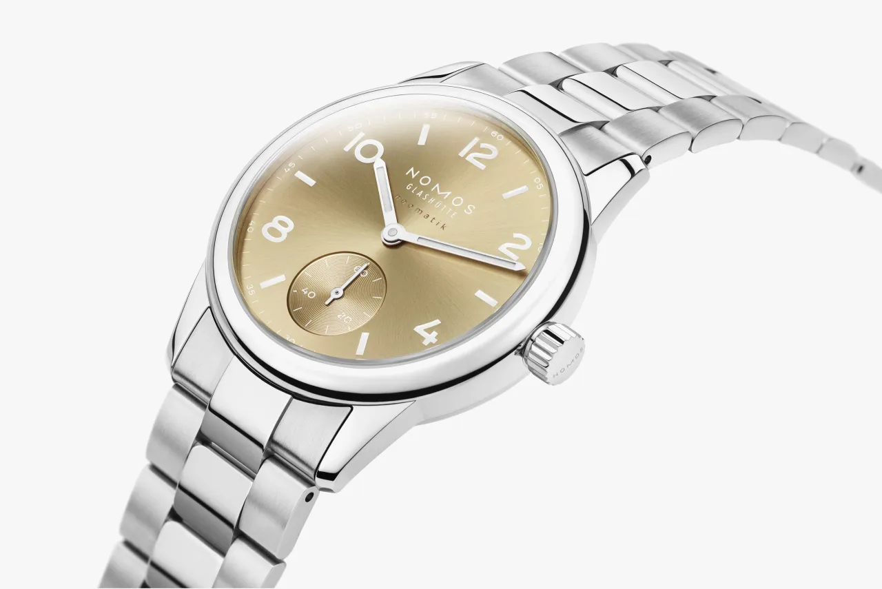 NOMOS Glashütte Club Sport Neomatik Gold 755 detay görseli 2