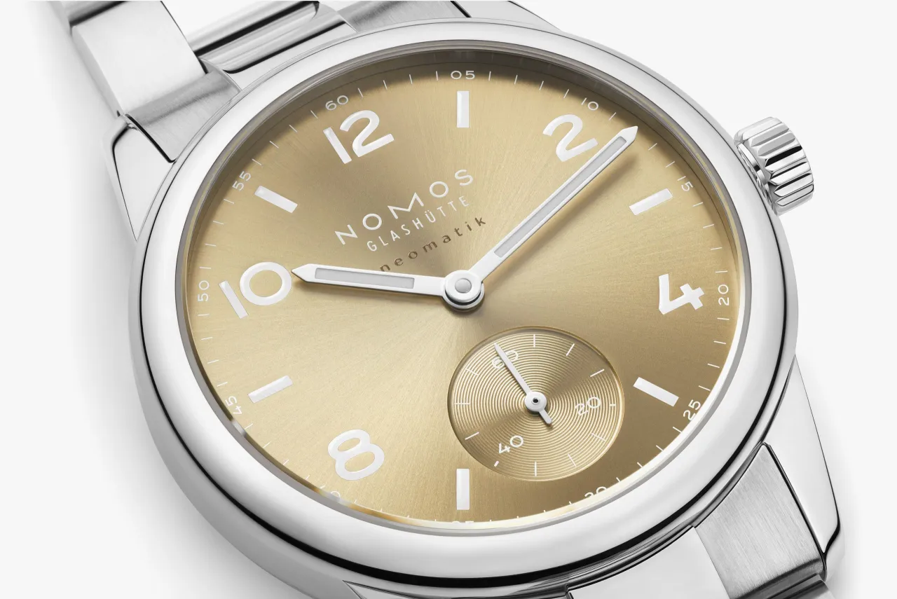 NOMOS Glashütte Club Sport Neomatik Gold 755 detay görseli 3