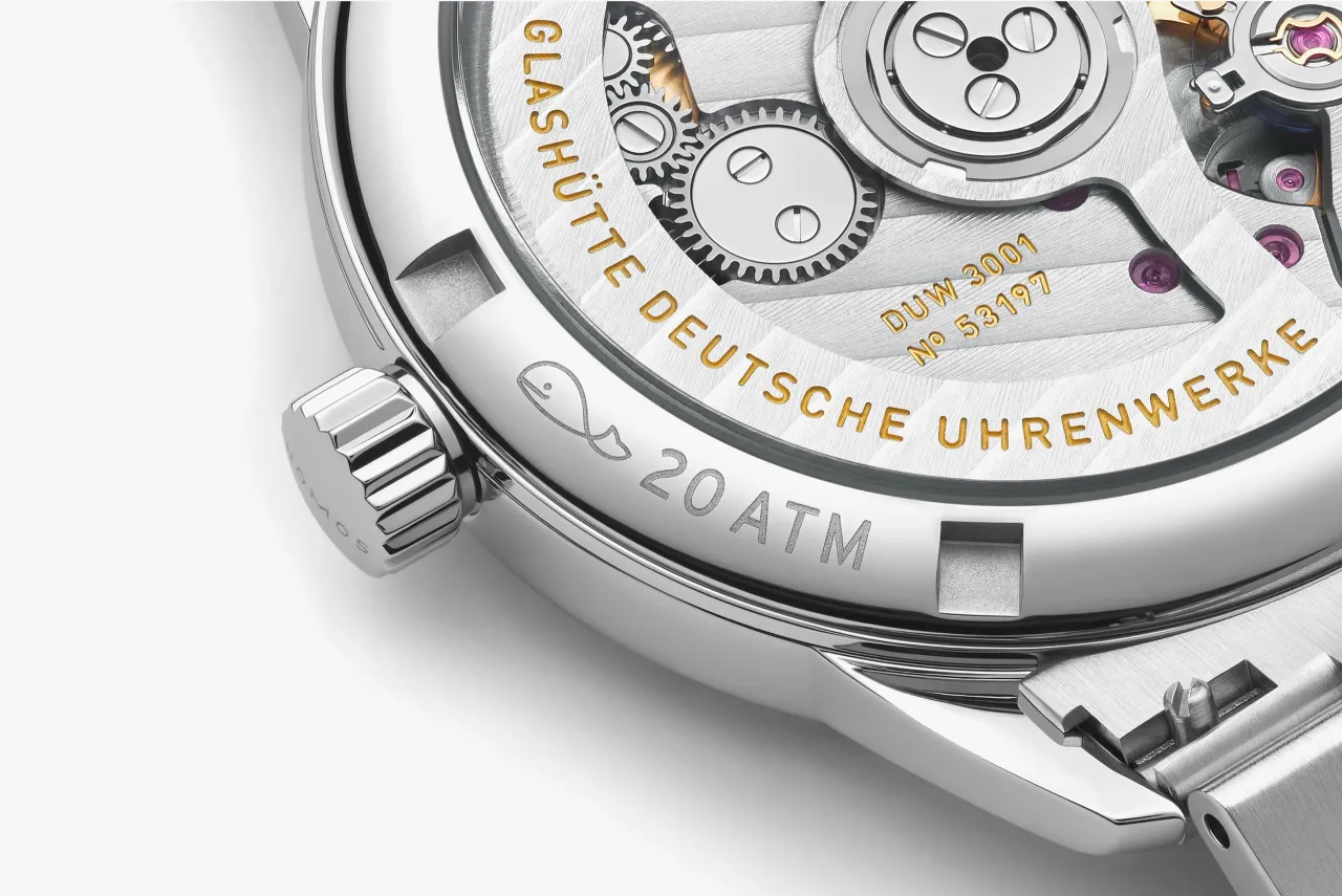 NOMOS Glashütte Club Sport Neomatik Gold 755 detay görseli 4