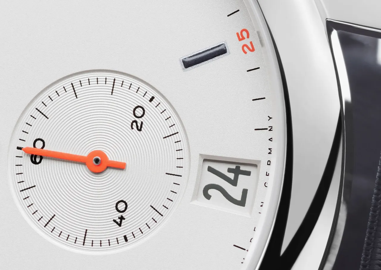 NOMOS Glashütte Club Automatic Date White Silver-Plated 775 detay görseli 3
