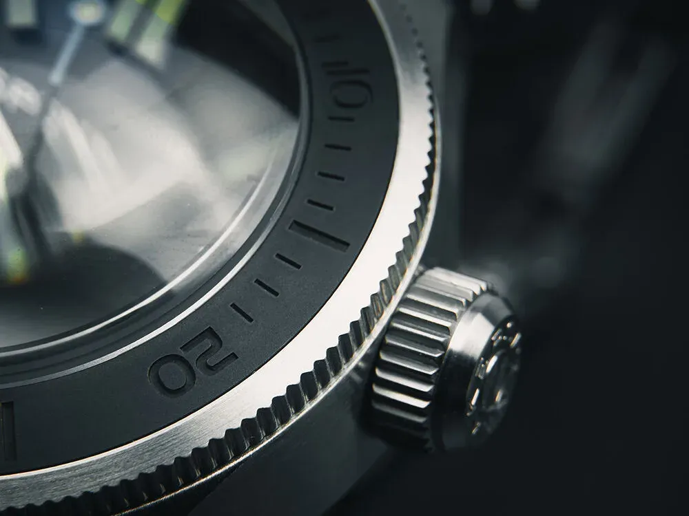 Spinnaker saatinin bezel ve kurma kolu ayrıntısını gösteren yakın plan