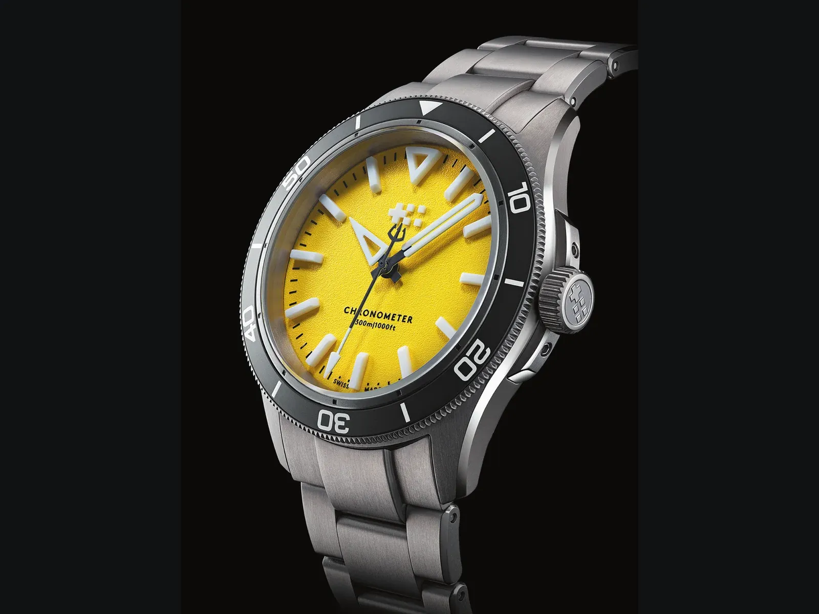 Sarı kadranlı titanyum Christopher Ward C60 Trident Lumière