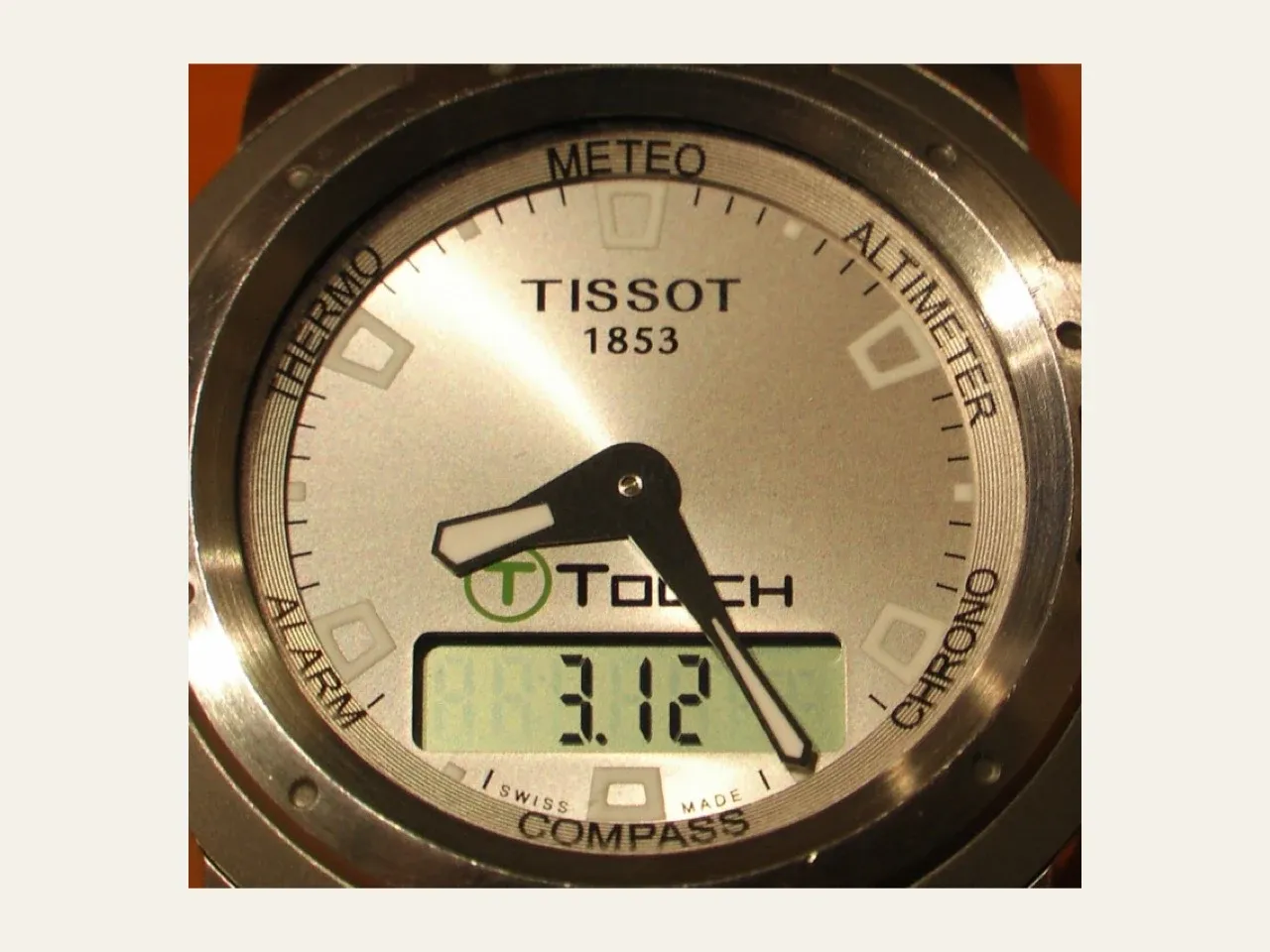 Dokunmatik işlev bölgeleri bulunan erken nesil Tissot T-Touch saati