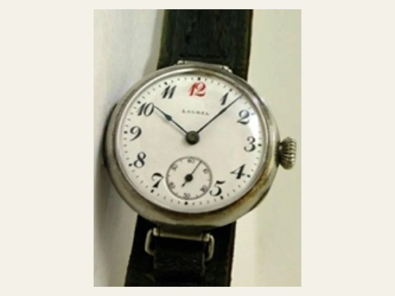 1913 üretimi beyaz kadranlı ve deri kayışlı Seiko Laurel bilek saati