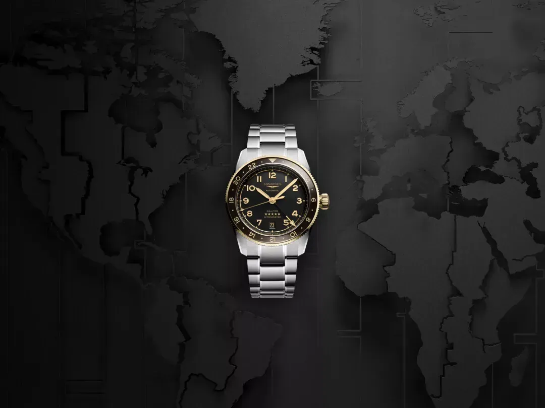 Dünya haritası önünde gösterilen 39 mm Longines Spirit Zulu Time