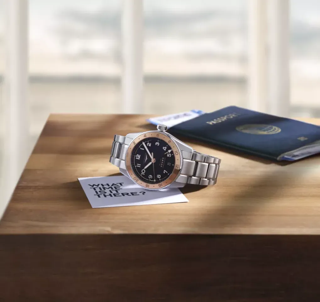 Pasaport ve seyahat kartı yanında Longines Spirit Zulu Time 1925 yüzüncü yıl modeli