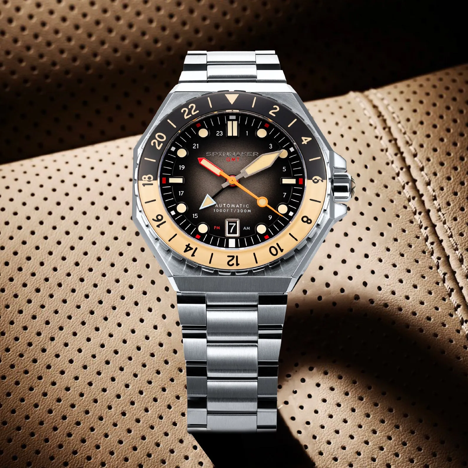 24 saat bezeli ve turuncu GMT ibresi görünen Spinnaker Dumas GMT Automatic